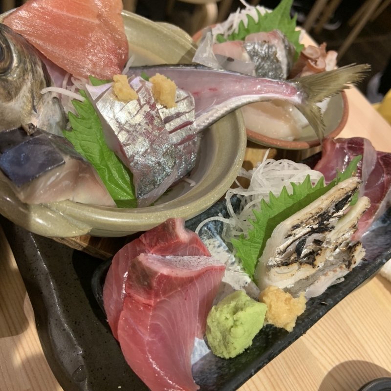 刺身八点盛り(魚と酒はなたれ 野毛一番街店)