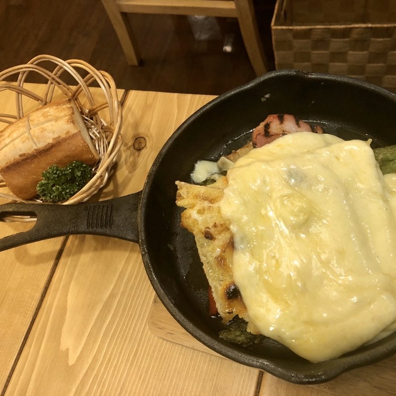 ヘルシー温野菜とベーコンのグリルラクレットチーズプレートバケット付き(チーズチーズカフェ守谷)