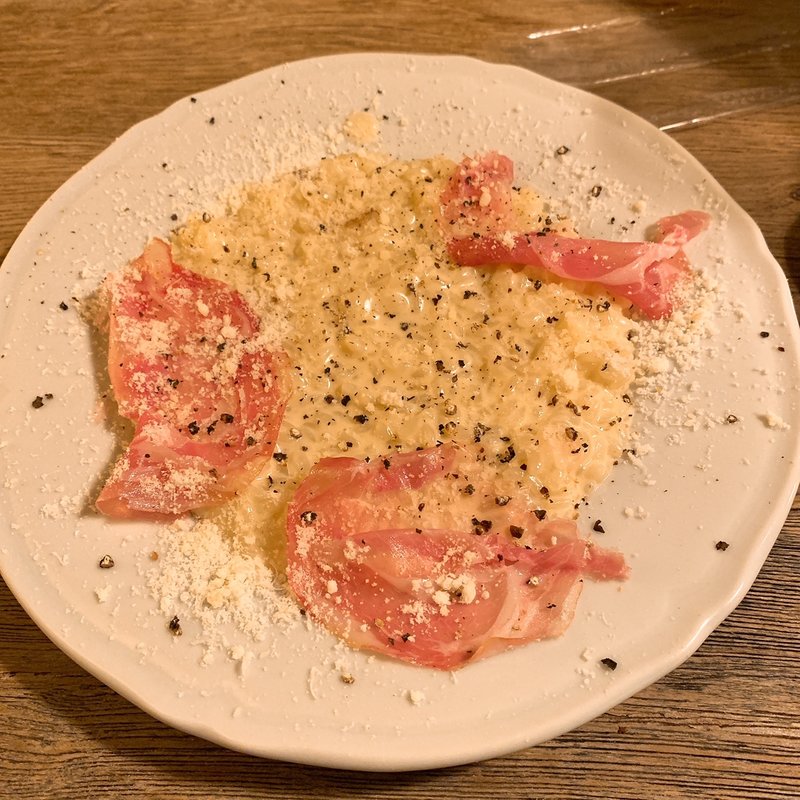 たっぷり生ハムのせ　生クリームとパルミジャーノチーズのクリームリゾット(フレンチビストロ　胃袋にズキュン)