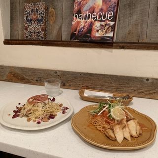 長野県産白アワビ茸と海老のトマトソースパスタ 香味サラダのせ(La Maison ensoleille table ルミネ大宮店)