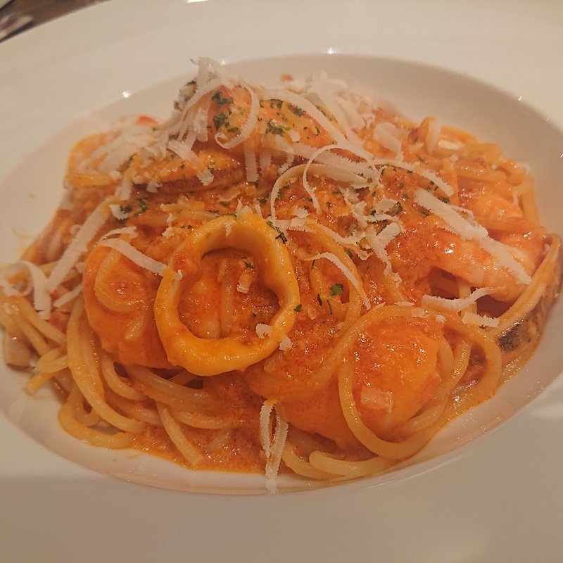 ぷりぷりエビとイカのトマトクリームパスタ(トスカチーナ 柳月)