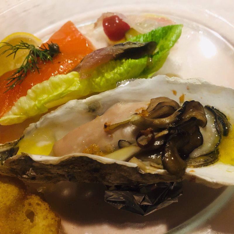 北海道産殻付き牡蛎のアヒージョ(フランス厨房 旬彩 中央駅店 )