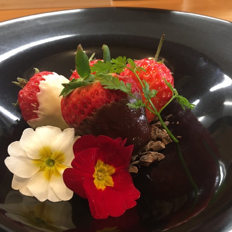 朝摘み苺狩り　白と黒の仏産ショコラで(キッチン俊貴)