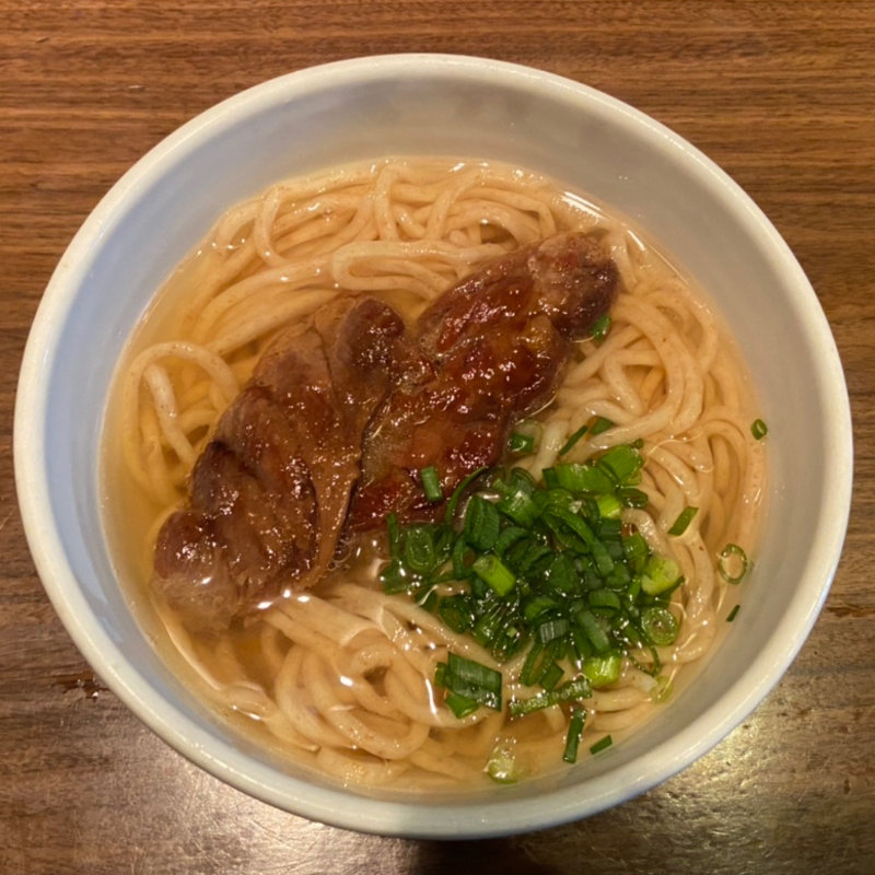 スペアリブ肉うどん(あかちょこべ)
