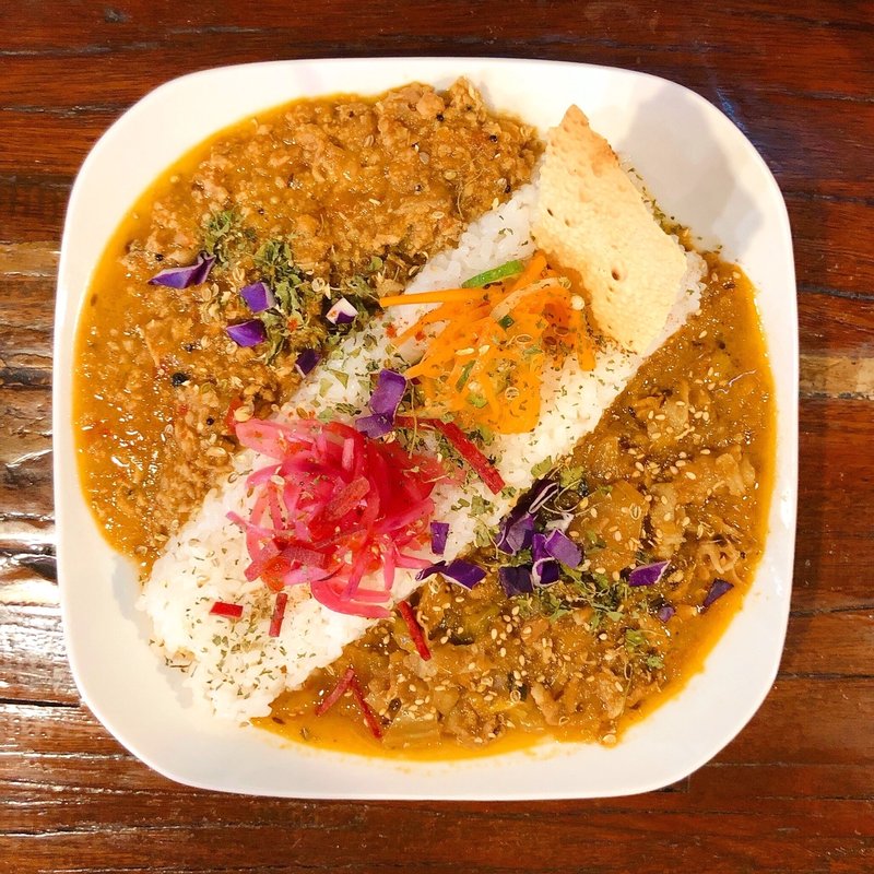 2種盛り（豚ばら白菜カレー、ヤゲン軟骨白湯鶏キーマ）(のぶ飯 in 自由が丘 串サンロク)