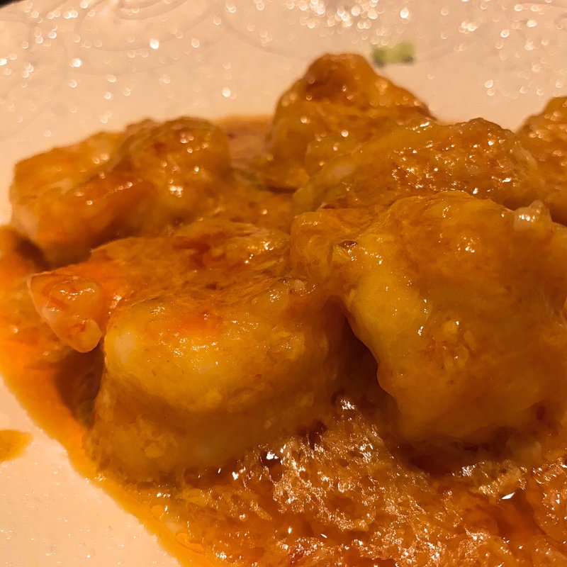 大きなエビのチリソース(松の樹 （マツノキ）)