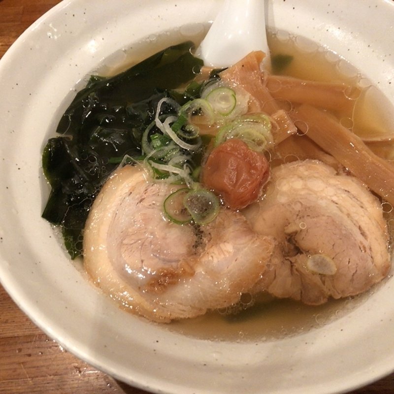 梅塩らーめん1998年全国初ラーメンに南高梅をのせた原点の味！(匠屋)