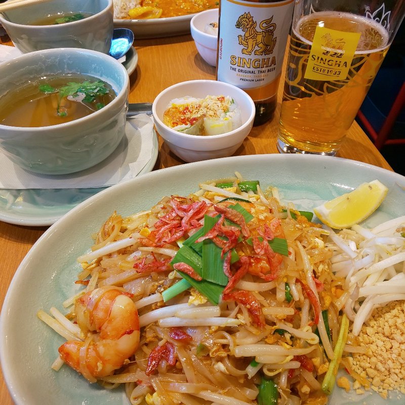 パッタイ、生春巻とスープ付き(タイ料理研究所 下北沢店)