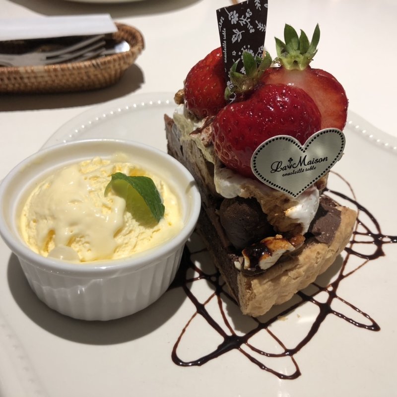 (ラメゾンアンソレイユターブル)