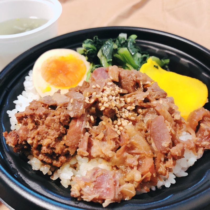 魯肉飯(ルーローハン)スープ付き(羽根つき焼小籠包鼎’s恵比寿本店)