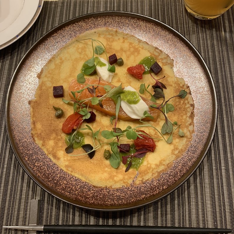 スモークサーモンとクレープサレ(ahill azabu)