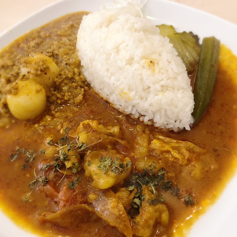 CurryAveshiの｢雑煮風粕汁キーマ(白玉入り)&テッチャンのトマト煮込みカレー海南風アボカドチキントッピング｣(kissshot)