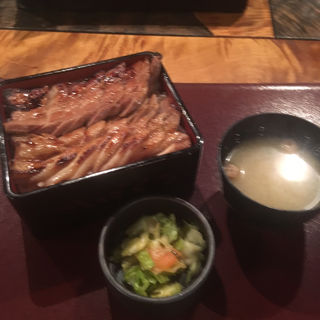 ぶたかば重(ぶたかば焼専門店　かばくろ 総本店 （ぶたかばやきせんもんてん　かばくろ）)