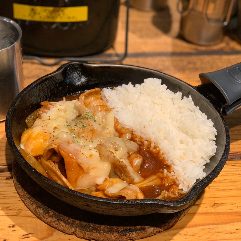 ジャガイモと豚肉の欧風チーズカレー(camp express ecute品川サウス店)