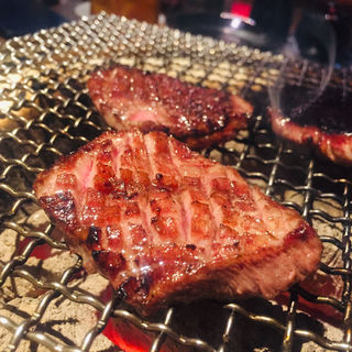 こだわりの塩で食べる『厚切りタン』独特の歯ごたえを堪能できます(炭火神吉 （スミビカンキチ）)