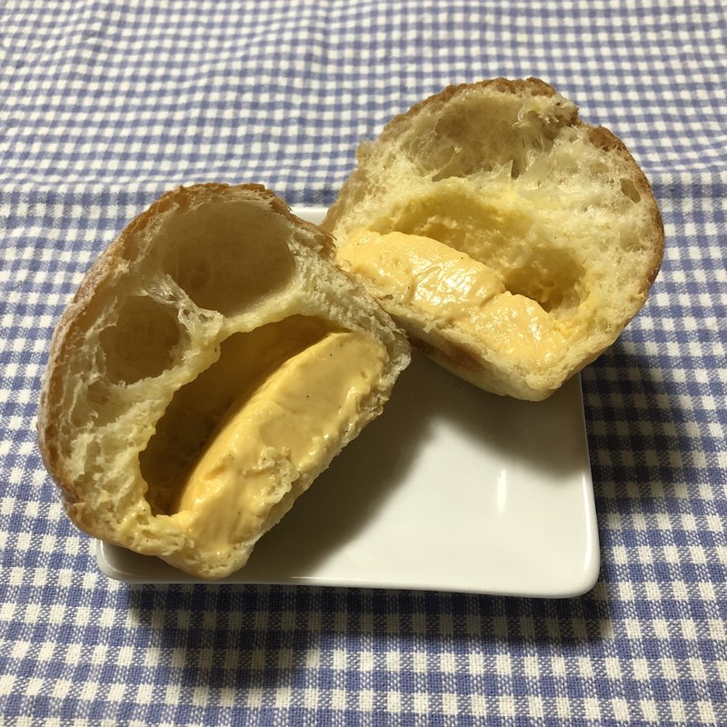 バニラクリームパン (BROWN BAKERY)