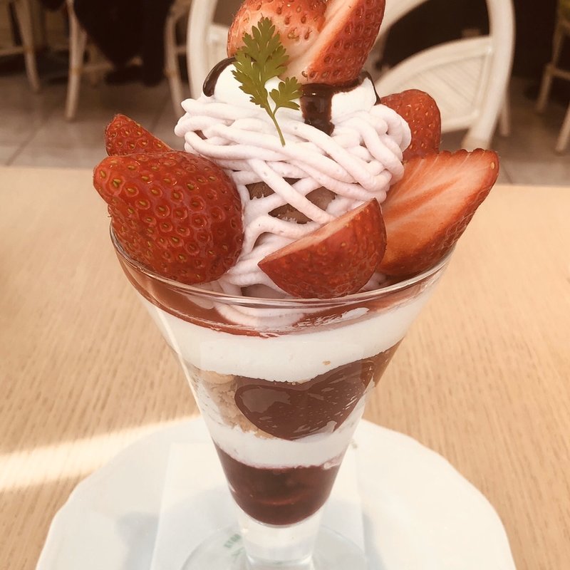 ストロベリーチョコレートモンブランパフェ(京橋千疋屋フルーツパーラー 大丸東京店)