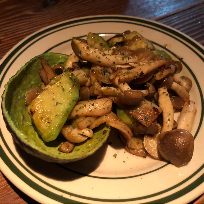 アボカドとキノコのバター醤油炒め(ウダガワ 成ル)