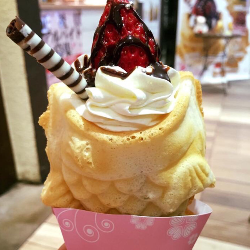 苺チョコ生クリームパフェ(鯛パフェ 横浜ワールドポーターズ店)