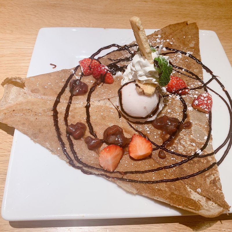 そば粉deクレープ　いちごとあずきのチョコソース（いちごミルクアイス）(おぼんdeごはん 二子玉川ライズS.C.店)