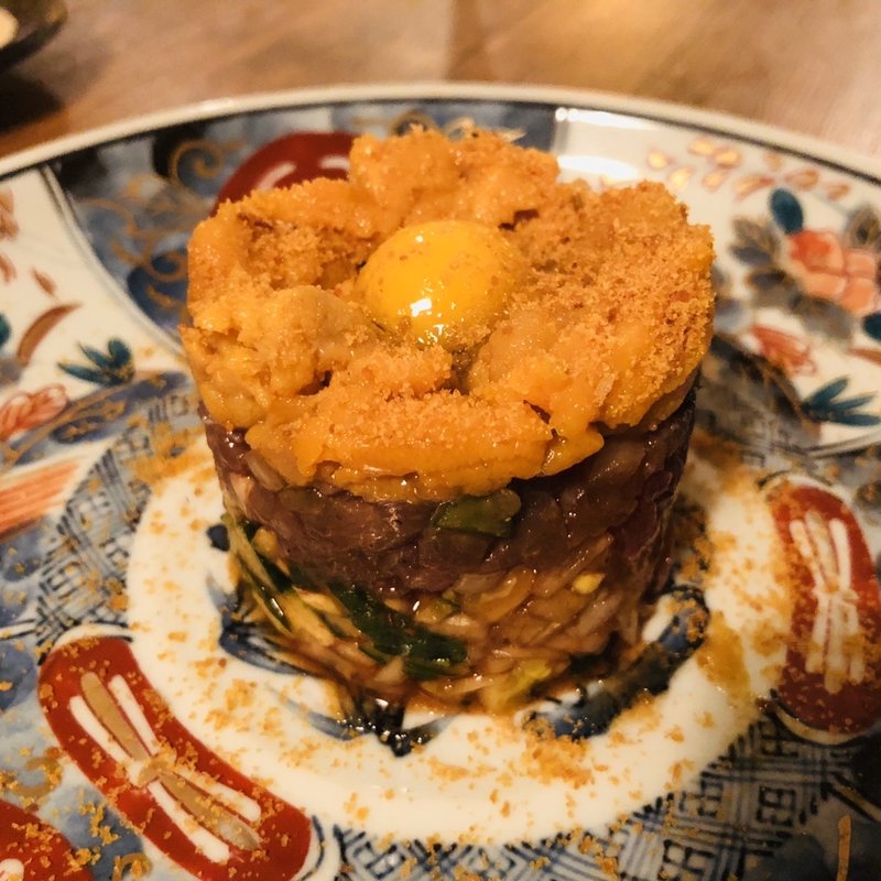  牛生ハムと雲丹のタルタルユッケ(百舌亭)