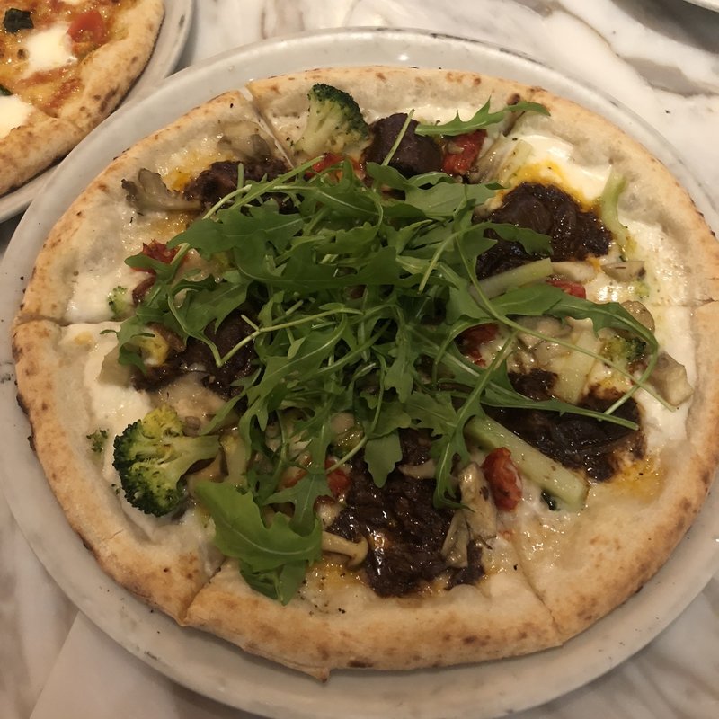 牛肉の赤ワイン煮込みピッツァ(800°DEGREES NEAPOLITAN PIZZERIA NEWoMan新宿)