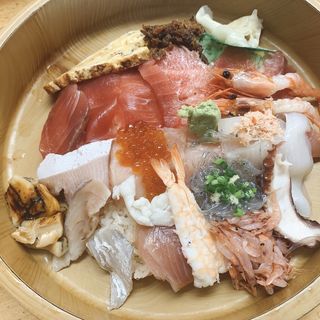 地魚海鮮丼(金寿司 地魚定 （じざかなてい）)