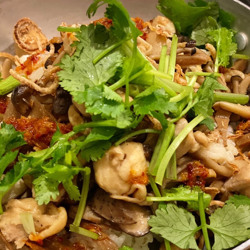 鶏肉ときのこと蓮根とレモングラスの混ぜご飯(ヨヨナム)