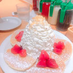 ストロベリーホイップクリームとマカデミアナッツパンケーキ(Eggs 'n Things 横浜山下公園店)