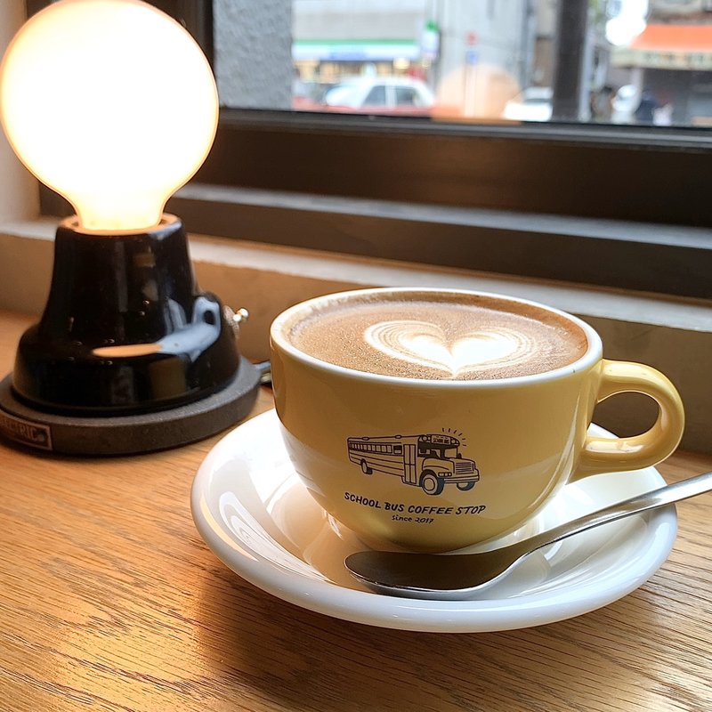 フラットホワイト(SCHOOL BUS COFFEE STOP KYOTO)