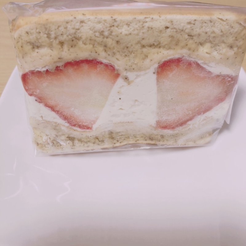 フルーツティーいちごパンケーキサンド(CAFE KURUZE     マルイシティ横浜期間限定店舗)