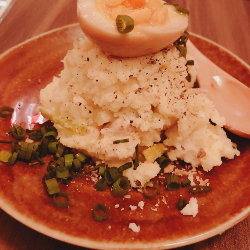 ベーコンと長葱のポテトサラダ　〜燻製ネギ醤油半熟卵のせ〜(ネギッチン　negi negi  辻堂店)