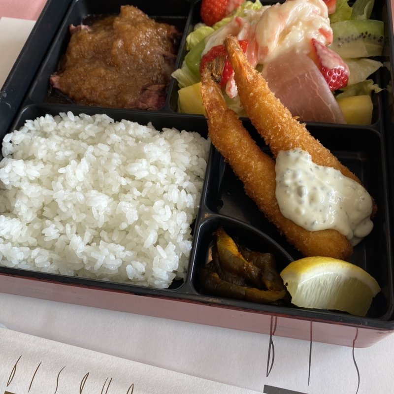 ステーキ弁当（with カニとフルーツのサラダ）(レストラン ビスク)