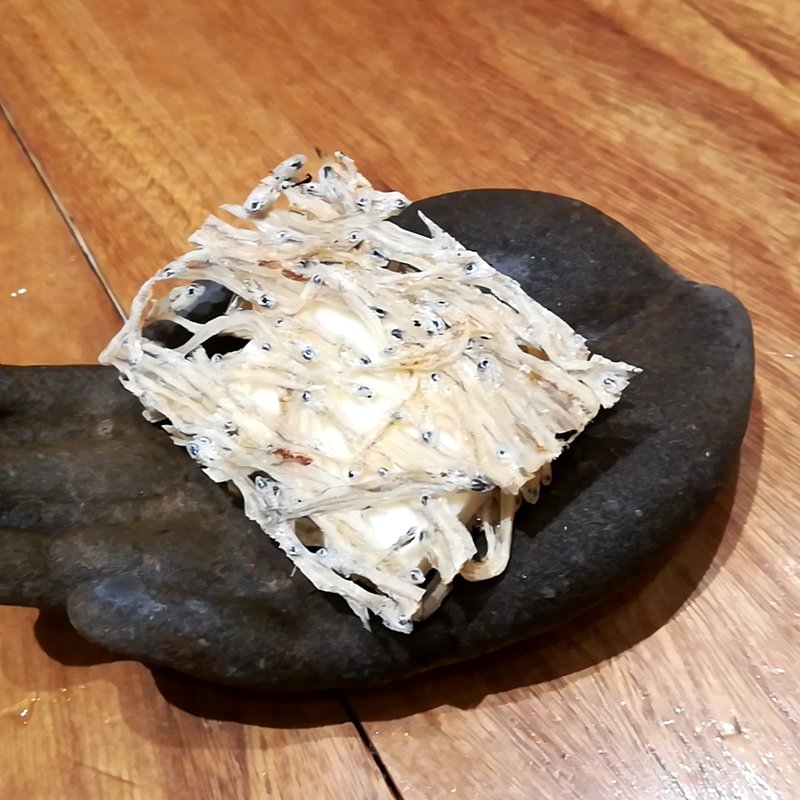 タタミイワシと発酵バターサンド(めしや コヤマパーキング)