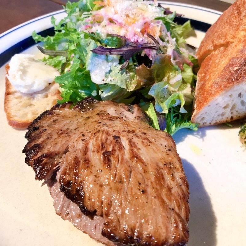 リンゴの木で瞬間スモークしたマグロのテールのステーキ(SARU 代々木上原店)