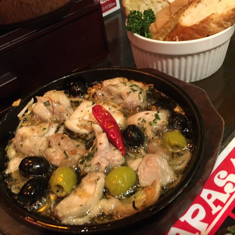 鶏モモとオリーブのアヒージョ(イタリアンバルG)