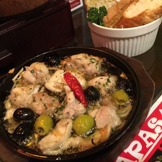 鶏モモとオリーブのアヒージョ(イタリアンバルG)