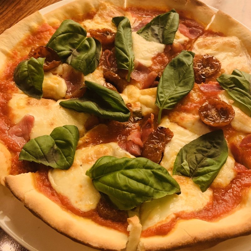 ピッツァマルゲリータ ハモンセラーノ添え(アジト リュクス)