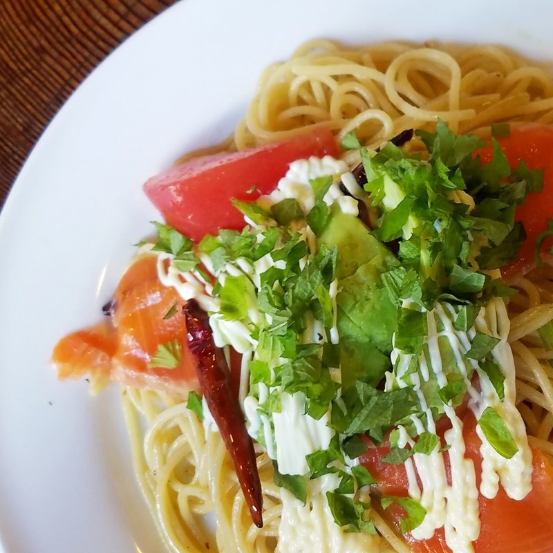 サーモンとアボカド入りスパゲティ(ラ・タベルナ )