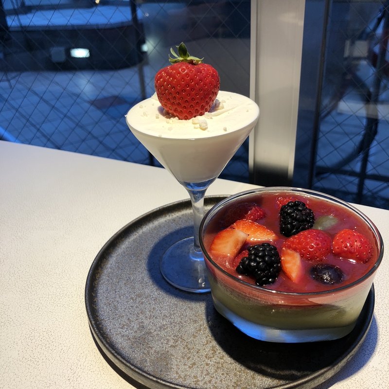 あまおうとピスタチオプリンのパフェ(INITIAL Omotesando （イニシャル 表参道）)