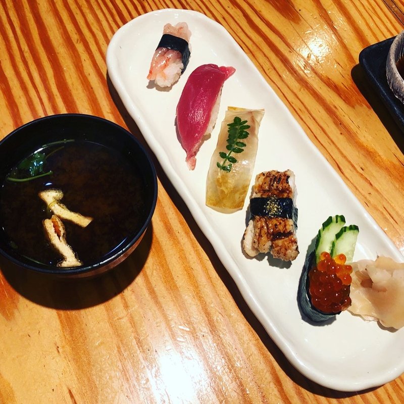 お手頃五貫握り(割鮮　うを亀本店)