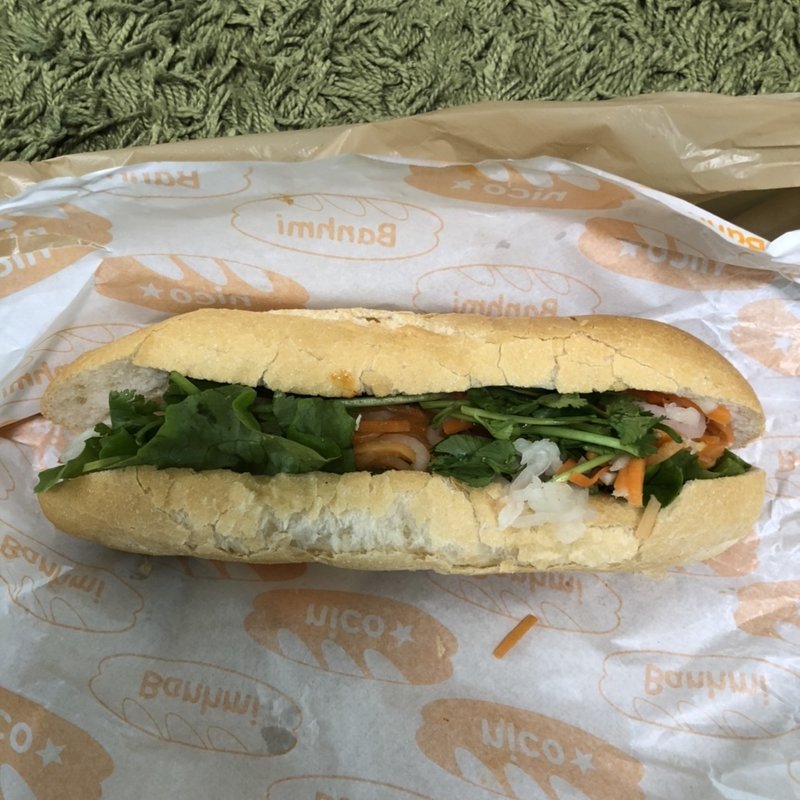 エビとアボガドバインミー(nico)