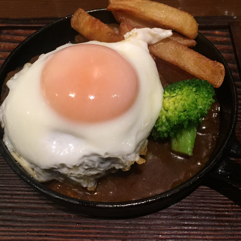 鉄板ハンバーグステーキ目玉焼き添え(大曽根・日本酒居酒屋これから)