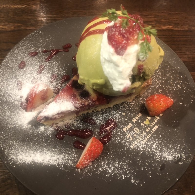 苺タルト　ピスタチオアイス(CORDUROY cafe KITTE（コーデュロイカフェ キッテ博多店）)