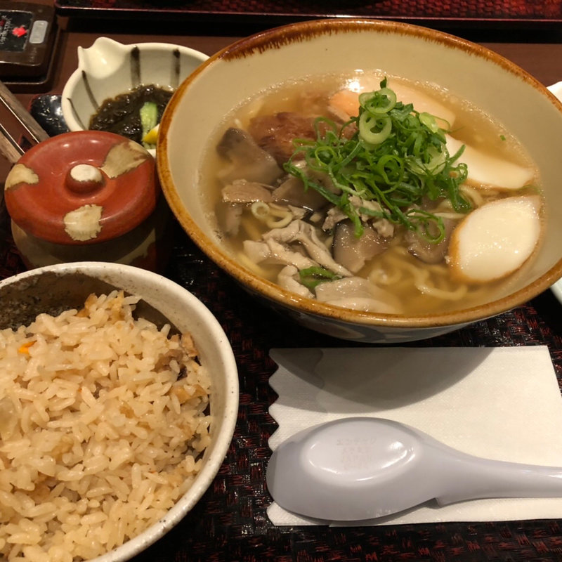 沖縄そば(沖縄料理あだんKITTE博多店)