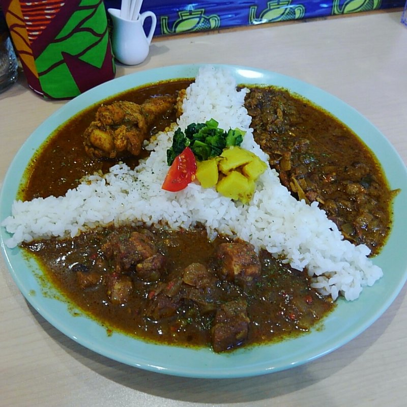 3種盛り(鶏手羽元の鯛だしカレー、ポークビンダルー、辛口チキンカレー)(Cafe&Spice リズモ)