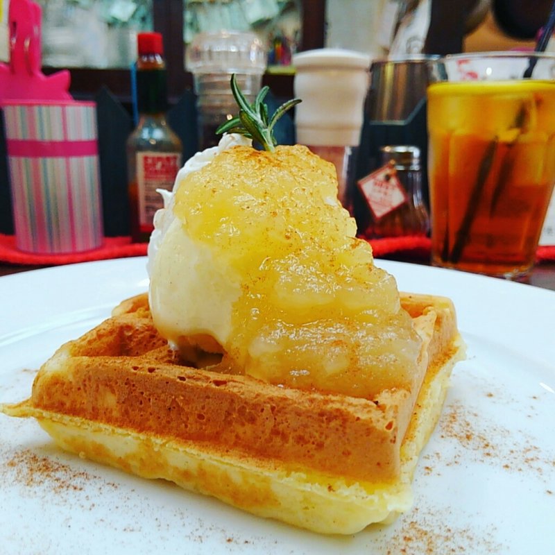 自家製りんごジャムとシナモンのワッフル(カフェ　ベリー （カフェベリー）)