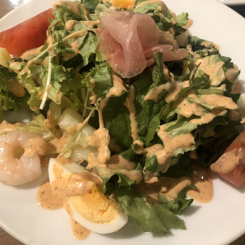 海老と生ハムのボリュームサラダ バケット・スープ・ドリンク付き(カフェ＆ブックス ビブリオテーク 福岡・天神（café & books bibliothèque Fukuoka Tenjin）)