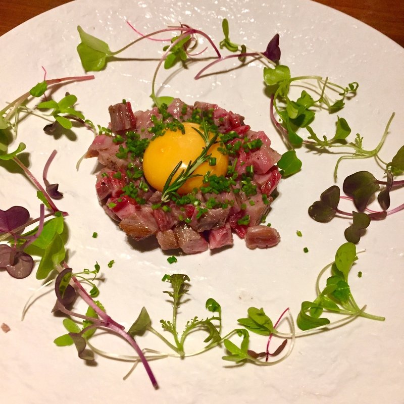 牛のタルタル(オン ア ターブル on A TABLE)