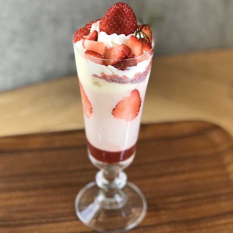 いちごのヨーグルトパフェ（太子堂店限定）(いちびこ 太子堂店)